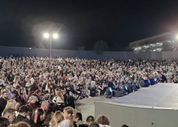 Φαινόμενο Σεφερλής: «Βούλιαξε» το Δημοτικό Θέατρο Βόλου και τις δύο ημέρες παραστάσεων (ΕΙΚΟΝΕΣ)