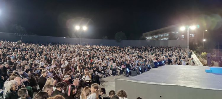 Φαινόμενο Σεφερλής: «Βούλιαξε» το Δημοτικό Θέατρο Βόλου και τις δύο ημέρες παραστάσεων (ΕΙΚΟΝΕΣ)