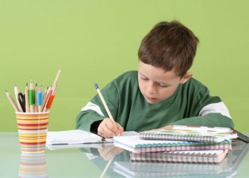 Χρόνος μελέτης στο σπίτι: Πόσες ώρες πρέπει να διαβάζουν τα παιδιά ανά τάξη;