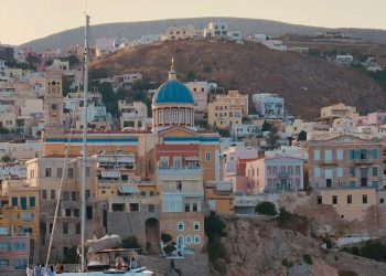 Σύρος: Τα ισπανικά μέσα εξυμνούν την «διαχρονική βασίλισσα των Κυκλάδων»