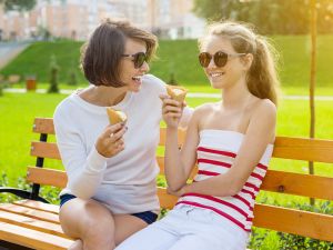 15 tips για να «χτίσετε» μια γερή σχέση με το παιδί σας στην εφηβεία