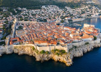 Ασπίδα στον υπερτουρισμό από το Ντουμπρόβνικ: Μόνο με προκράτηση επίσκεψη στα τείχη από το 2026