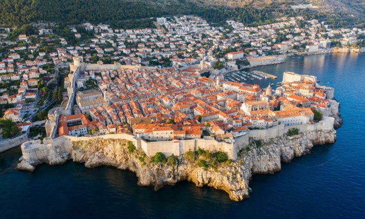 Ασπίδα στον υπερτουρισμό από το Ντουμπρόβνικ: Μόνο με προκράτηση επίσκεψη στα τείχη από το 2026