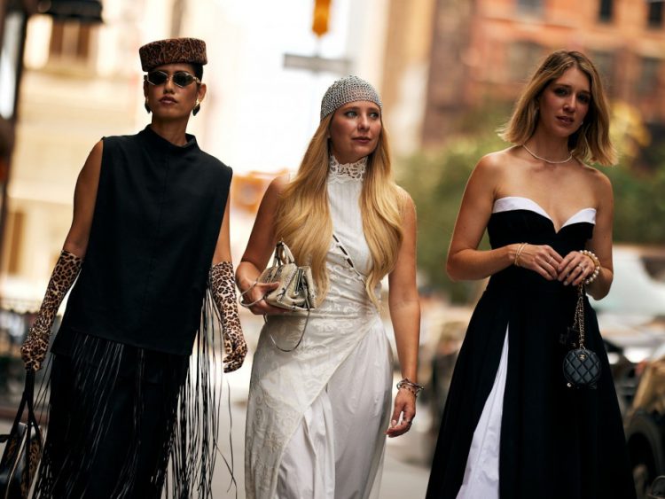 Νew York Fashiοn Week – Τα street style looks στο Μανχάταν φέρνουν 5 trends από το παρελθόν