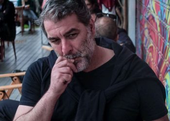 Βασίλης Μπισμπίκης: «Άνθρωπος είναι, συμβαίνουν αυτά», λέει η θεία του ηθοποιού