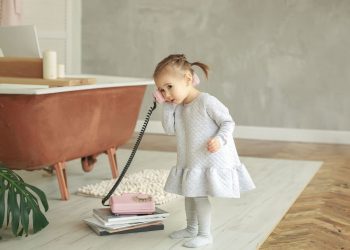 Τα σταθερά τηλέφωνα επιστρέφουν – και βοηθούν τις οικογένειες με σημαντικό τρόπο