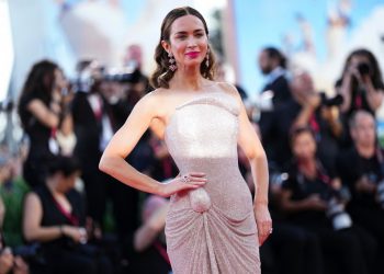 Gold french nails: Η Emily Blunt έκανε το απόλυτο manicure για parties και κάθε ξεχωριστή εμφάνιση