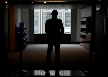 Έρευνα: Το ένα τρίτο των εργοδοτών στη Βρετανία παρακολουθεί τους εργαζομένους του