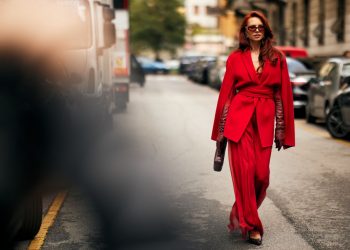 MFW: Τα πρώτα street style looks είναι black & red όπως και το σύνολο«φωτιά» της Έβελυν Καζαντζόγλου