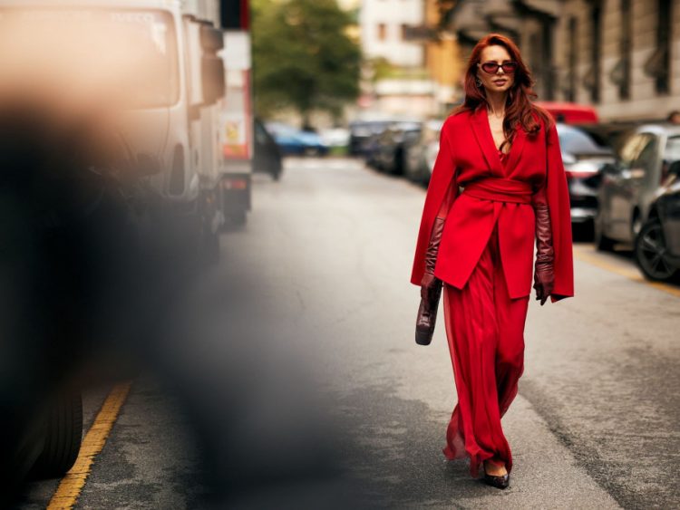 MFW: Τα πρώτα street style looks είναι black & red όπως και το σύνολο«φωτιά» της Έβελυν Καζαντζόγλου