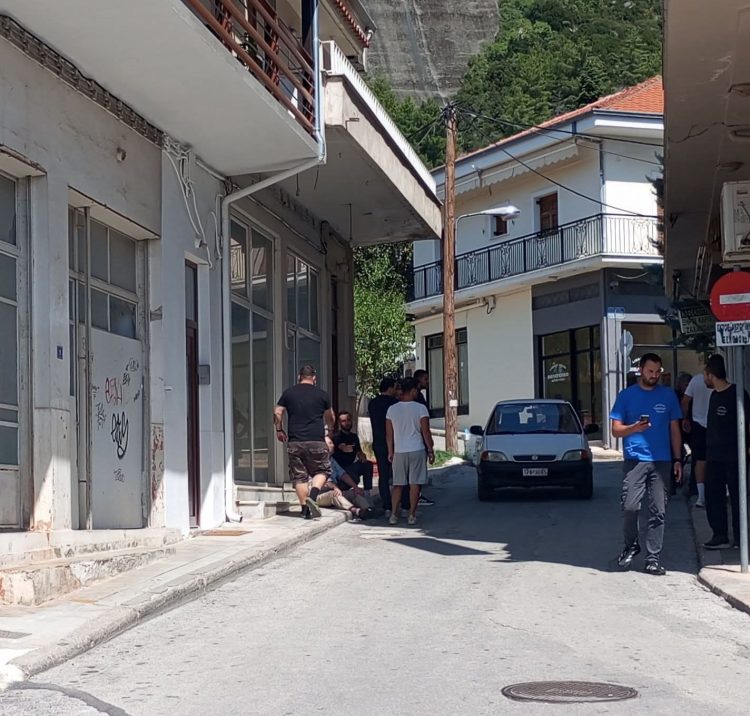 Συμπλοκή μέρα μεσημέρι στην Καλαμπάκα – Ανδρες ήρθαν στα χέρια στη λαϊκή