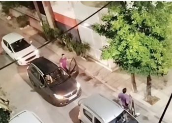 Ρομαντική καντάδα λίγες ώρες πριν τον γάμο – «Γέμισε» την γειτονιά ερωτικούς ήχους για χάρη της αγαπημένης του – Δείτε το βίντεο
