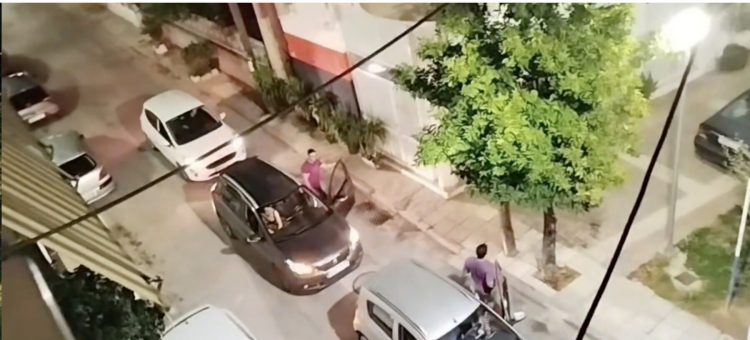 Ρομαντική καντάδα λίγες ώρες πριν τον γάμο – «Γέμισε» την γειτονιά ερωτικούς ήχους για χάρη της αγαπημένης του – Δείτε το βίντεο