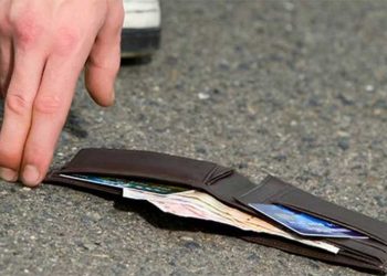 Τρίκαλα: Βρήκε πορτοφόλι και αντί να το παραδώσει άρχισε να… αδειάζει την τραπεζική κάρτα!