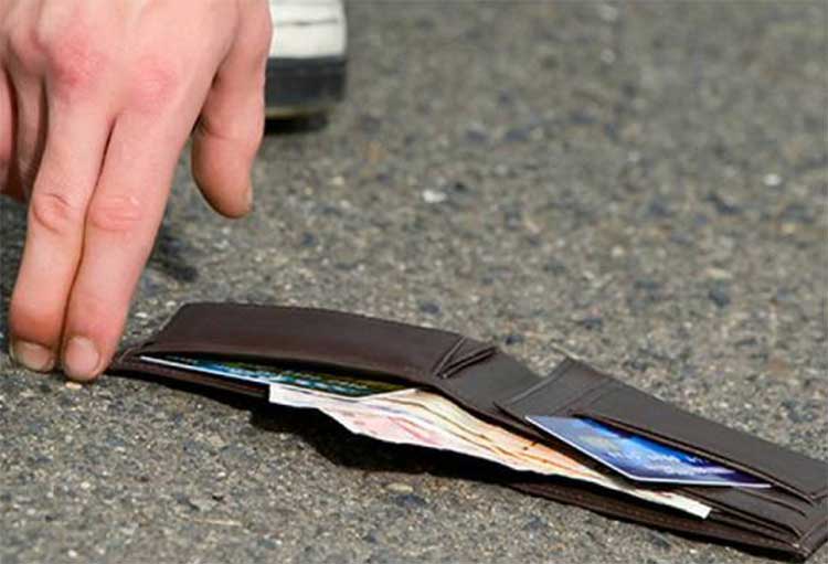 Τρίκαλα: Βρήκε πορτοφόλι και αντί να το παραδώσει άρχισε να… αδειάζει την τραπεζική κάρτα!