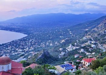 Μία «ανάσα» από το κέντρο της Καλαμάτας: Το ιστορικό χωριό με τη μοναδική θέα στον Μεσσηνιακό