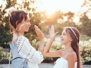 Όταν οι έφηβοι λένε πάντα «ναι» – Πότε είναι ανησυχητικό και τι πρέπει να προσέξουν οι γονείς