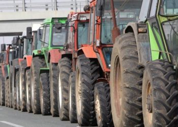 Δυναμικό παρών: αγρότες και κτηνοτρόφοι στον κόμβο του Ε65 για το πανθεσσαλικό μπλόκο (ΕΙΚΟΝΕΣ – ΒΙΝΤΕΟ)