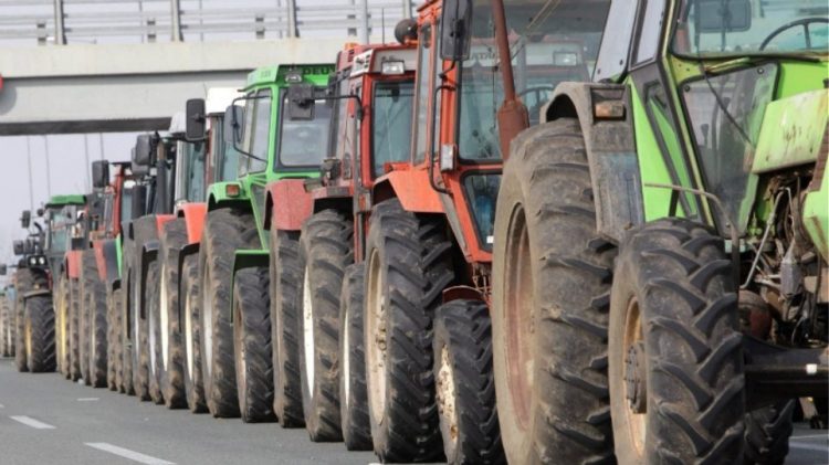Δυναμικό παρών: αγρότες και κτηνοτρόφοι στον κόμβο του Ε65 για το πανθεσσαλικό μπλόκο (ΕΙΚΟΝΕΣ – ΒΙΝΤΕΟ)
