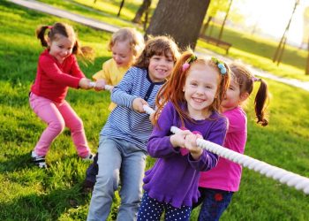 Ένα στα τρία παιδιά δεν παίζει έξω μετά το σχολείο, σύμφωνα με μελέτη