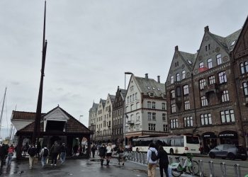 Bergen: Η πολύχρωμη «πύλη των φιόρδ» που σε μαγεύει με κάθε βήμα