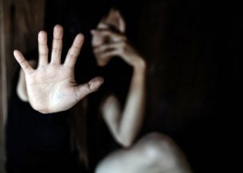 Στη φυλακή 43χρονος που απείλησε να σφάξει τη σύζυγό του μπροστά στο ανήλικο παιδί τους για το… σαμπουάν του σκύλου!