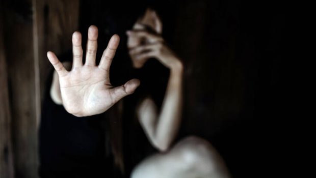 Θεσσαλός πρώην στρατιωτικός ξυλοκόπησε τη μητέρα του και ρήμαζε καταστήματα – Από το στράτευμα στη φυλακή