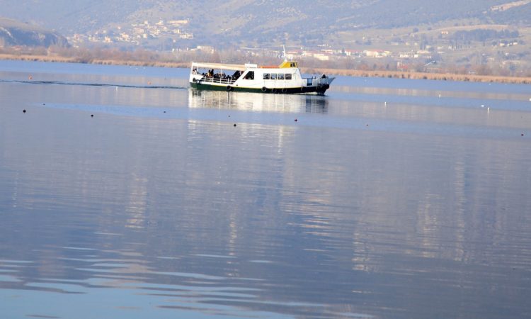 Βόλτα με καραβάκι στη Λίμνη Ιωαννίνων: Μία μοναδική εμπειρία για μικρούς και μεγάλους