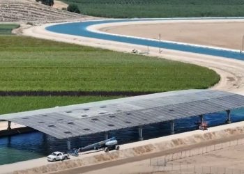 Έργο-πρότυπο στην Καλιφόρνια: Φωτοβολταϊκά πάνω από κανάλια εξοικονομούν νερό και παράγουν ενέργεια