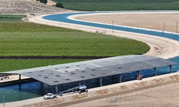 Έργο-πρότυπο στην Καλιφόρνια: Φωτοβολταϊκά πάνω από κανάλια εξοικονομούν νερό και παράγουν ενέργεια