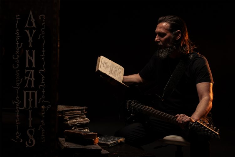 Ο heavy metal Τρικαλινός γιατρός του ΕΣΥ που ψέλνει σε μοναστήρια και ασθενείς
