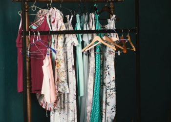 Wardrobe Detox: Η τέχνη του καθαρισμού ντουλάπας – ο φθινοπωρινός οδηγός ανανέωσης