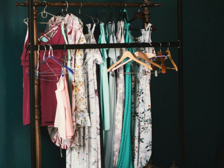 Wardrobe Detox: Η τέχνη του καθαρισμού ντουλάπας – ο φθινοπωρινός οδηγός ανανέωσης