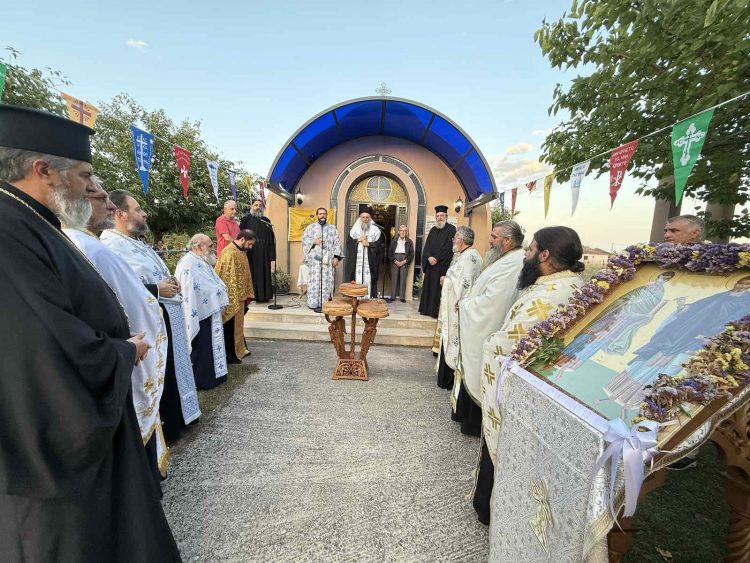 Με θρησκευτική μεγαλοπρέπεια τα εγκαίνια του Ναού Αγίων Αναργύρων και Αγίας Ελένης Σινώπης στους Γόμφους