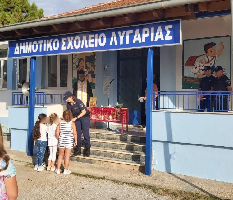 Ενημερωτικό υλικό κυκλοφοριακής αγωγής διανεμήθηκε από αστυνομικούς σε σχολεία των Τρικάλων και της Θεσσαλίας