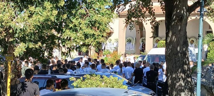 Αβάσταχτος ο πόνος στη κηδεία του 17χρονου Νίκου Παλάσκα – Σταμάτησε ο χρόνος για την οικογένεια και τους φίλους του (ΕΙΚΟΝΕΣ)