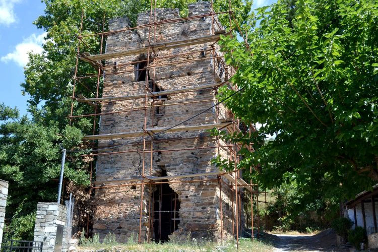 Αυτοψία στον μοναδικό μεσαιωνικό πύργο της ανατολικής Θεσσαλίας: Εικόνα πλήρους εγκατάλειψης – Δείτε βίντεο