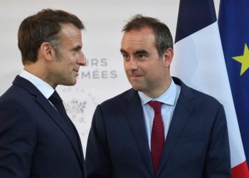 Politico: Γιατί ο Μακρόν ποντάρει στον Λεκoρνί για να σώσει τη Γαλλία