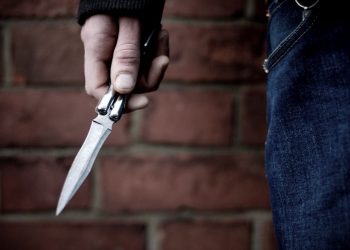 Σοκ: Άγνωστος έβγαλε μαχαίρι σε νεαρούς μαθητές έξω από σχολείο – Ανθρωποκυνηγητό από την αστυνομία