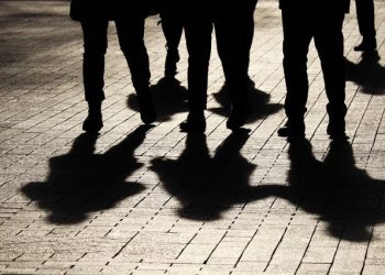 Παρέα νεαρών χτύπησε και λήστεψε τρεις φοιτητές
