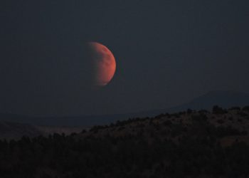 Μάγεψε τους Θεσσαλούς η έκλειψη σελήνης – Εντυπωσιακές εικόνες