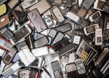 Παλιό κινητό στο συρτάρι – Πόσο πιθανός είναι ο κίνδυνος φωτιάς