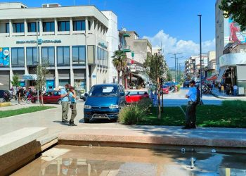 Απίστευτο κι όμως αληθινό: Οδηγός πάρκαρε το όχημά του στη… μέση της Κεντρικής Πλατείας των Τρικάλων!