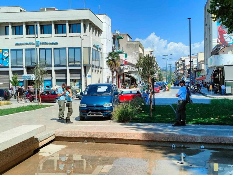 Απίστευτο κι όμως αληθινό: Οδηγός πάρκαρε το όχημά του στη… μέση της Κεντρικής Πλατείας των Τρικάλων!
