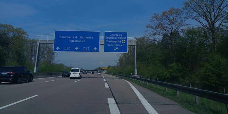 Με το ένα πόδι στη Γερμανία και το άλλο στη Γαλλία – Περπατώντας πάνω στη γέφυρα που σε κάνει ταξιδιώτη δύο χωρών ταυτόχρονα