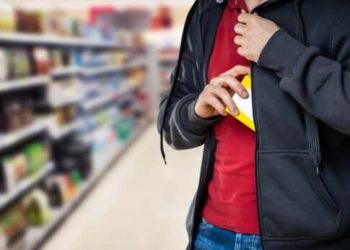 Χτύπησε υπάλληλο επιχείρησης και γέμισε με ακαθαρσίες τα κρατητήρια