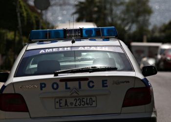 Κινηματογραφικό τροχαίο: Αυτοκίνητα συγκρούστηκαν, το ένα τυλίχθηκε στις φλόγες – Δείτε φωτογραφίες