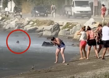 Τουρίστες βλέπουν τις αποσκευές τους… να «πετούν» λόγω του αέρα από αεροπλάνο (ΒΙΝΤΕΟ)