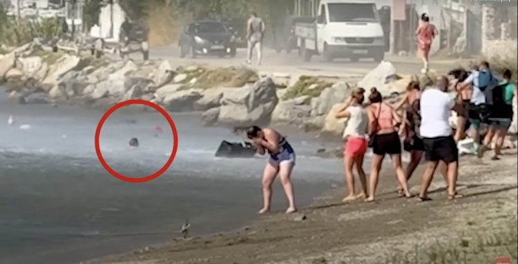 Τουρίστες βλέπουν τις αποσκευές τους… να «πετούν» λόγω του αέρα από αεροπλάνο (ΒΙΝΤΕΟ)