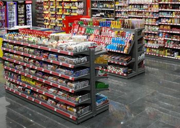 Σοκαριστικό βίντεο από την επίθεση άνδρα σε υπάλληλο περιπτέρου – Έκλεψε προϊόντα και έφυγε